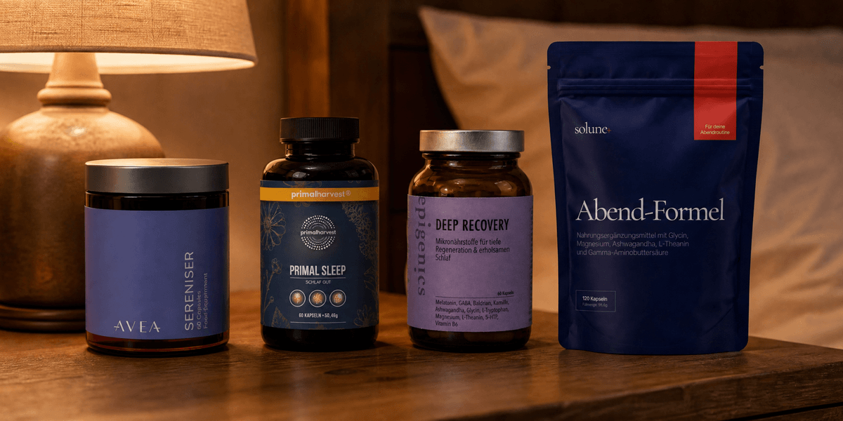Die vier getesteten Schlaf-Supplements nebeneinander auf einem Nachttisch